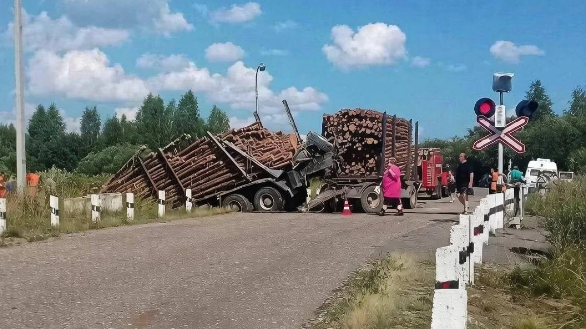 Двое пострадали из-за столкновения грузовика с поездом в Кировской области