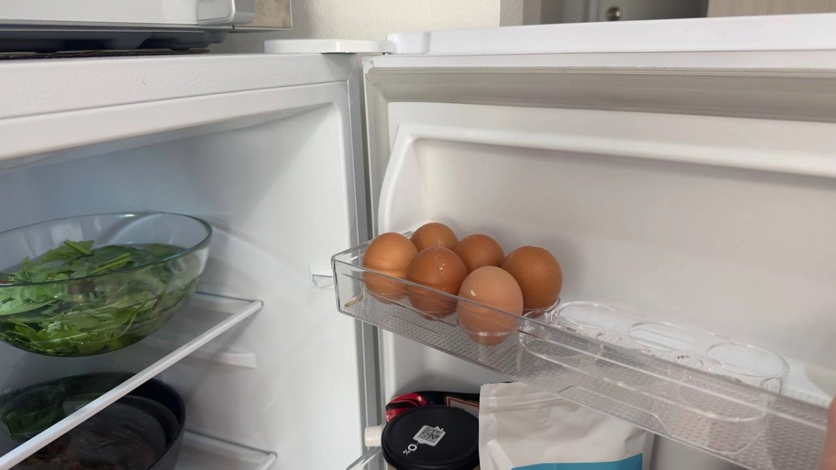 Вставила лист бумаги в дверцу: холодильник служит дольше, а продукты не портятся - подсказал опытный мастер