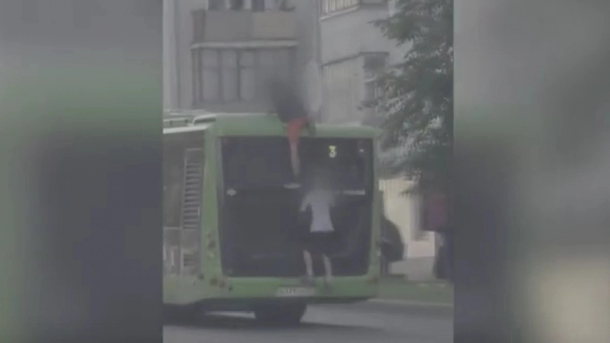 Шокирующее видео с катающимися на крыше автобуса детьми сняли в Кирове
