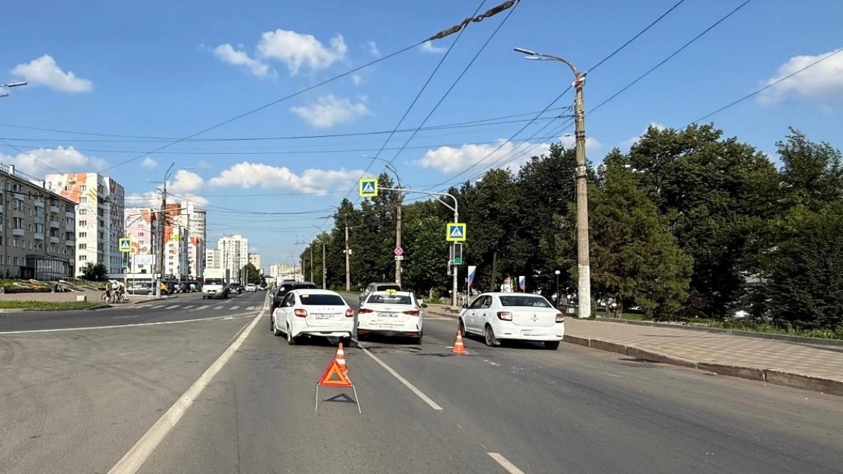 Массовое ДТП с неустановленным авто и пострадавшей произошло у вокзала в Кирове