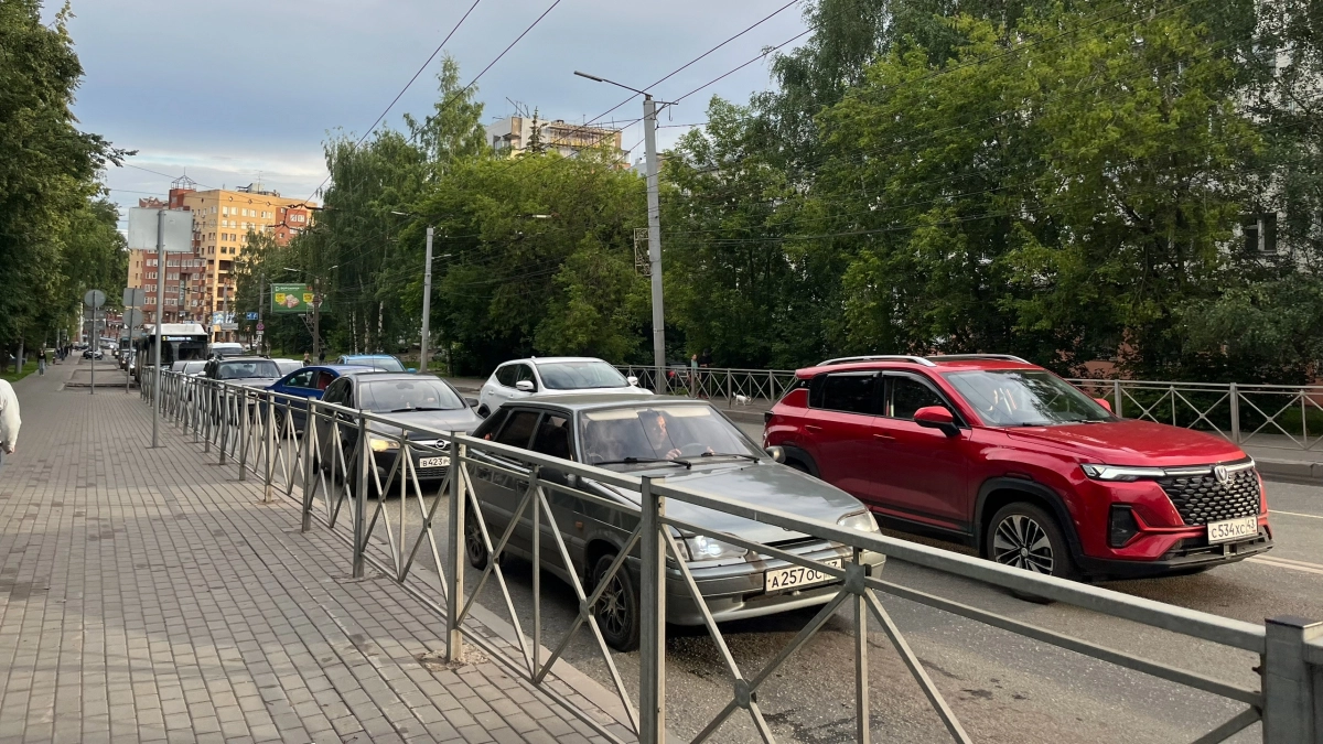 Киров сковали пробки после атаки на завод, режим работы светофоров меняют