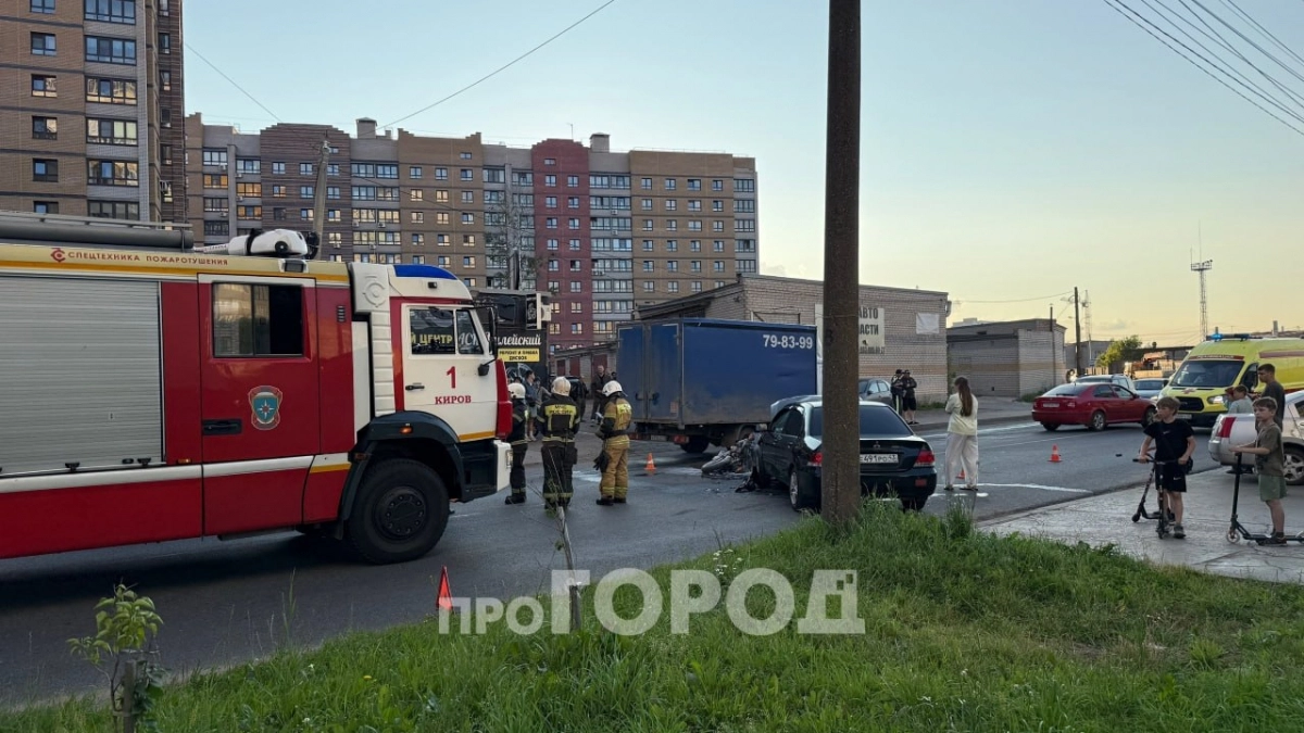 В жесткой аварии с мотоциклом в Кирове пострадал молодой мужчина