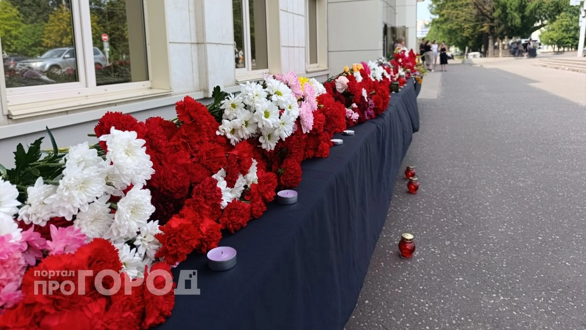 Цветы, свечи и лампадки несут кировчане к стихийному мемориалу в память о погибших земляках