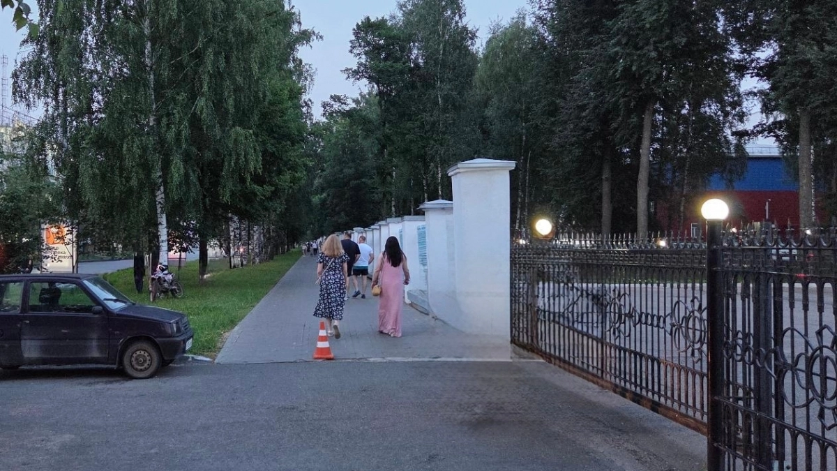 Школьник-мотогонщик снес девушку на тротуаре у областной больницы в Кирове