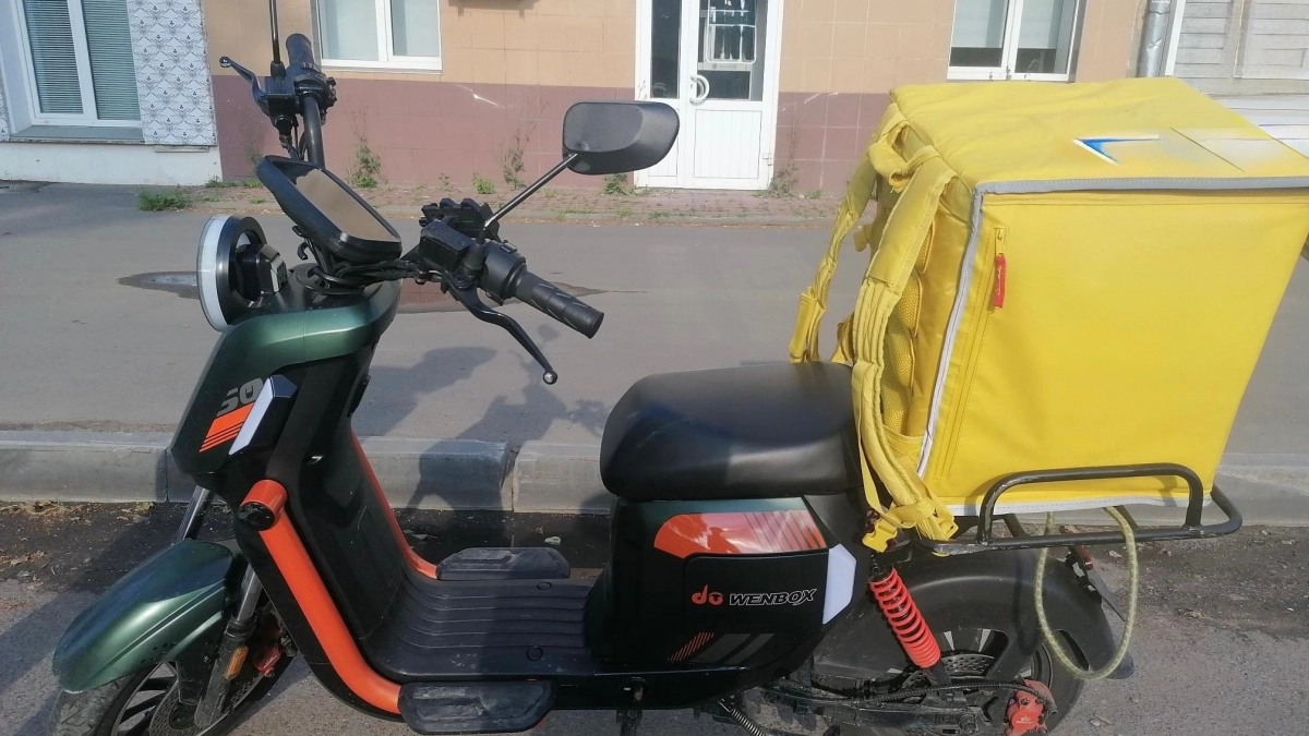В Кирове курьер на велосипеде влетел во внезапно открывшуюся дверь иномарки