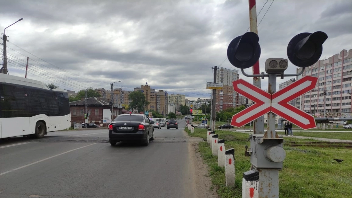В Кирове на полдня ограничат движение по двум улицам из-за ремонта на переездах