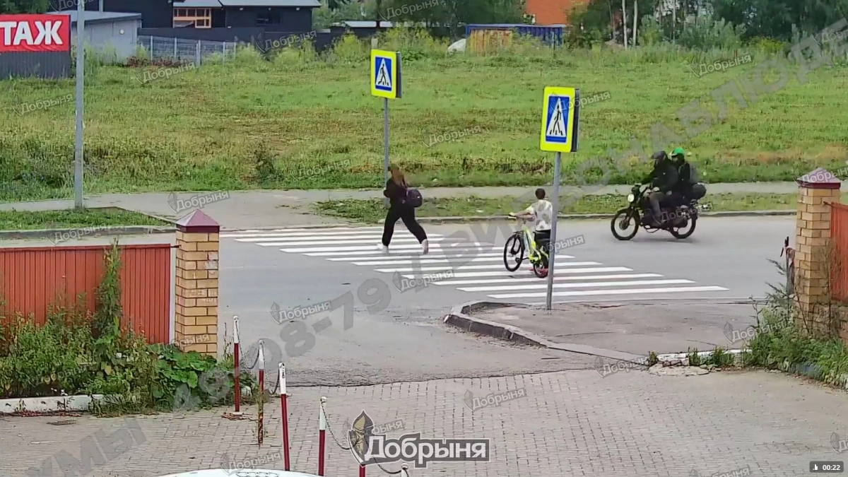 В Кирове момент страшного наезда мотоциклиста на девушку попал на две камеры