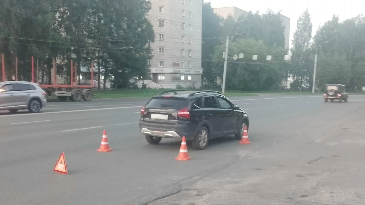В Кирове курьер-подросток на велосипеде попал под машину