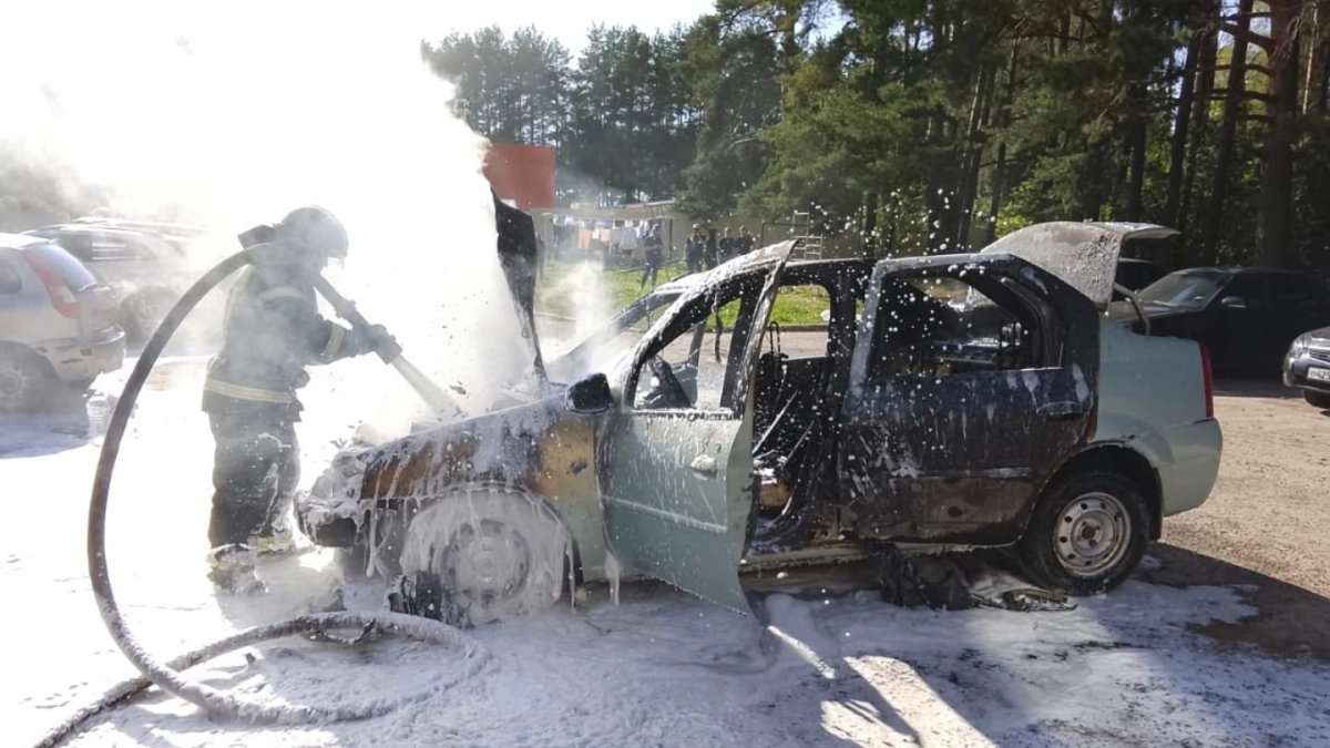 В Кирове восемь пожарных тушили вспыхнувшую прямо на дороге легковушку