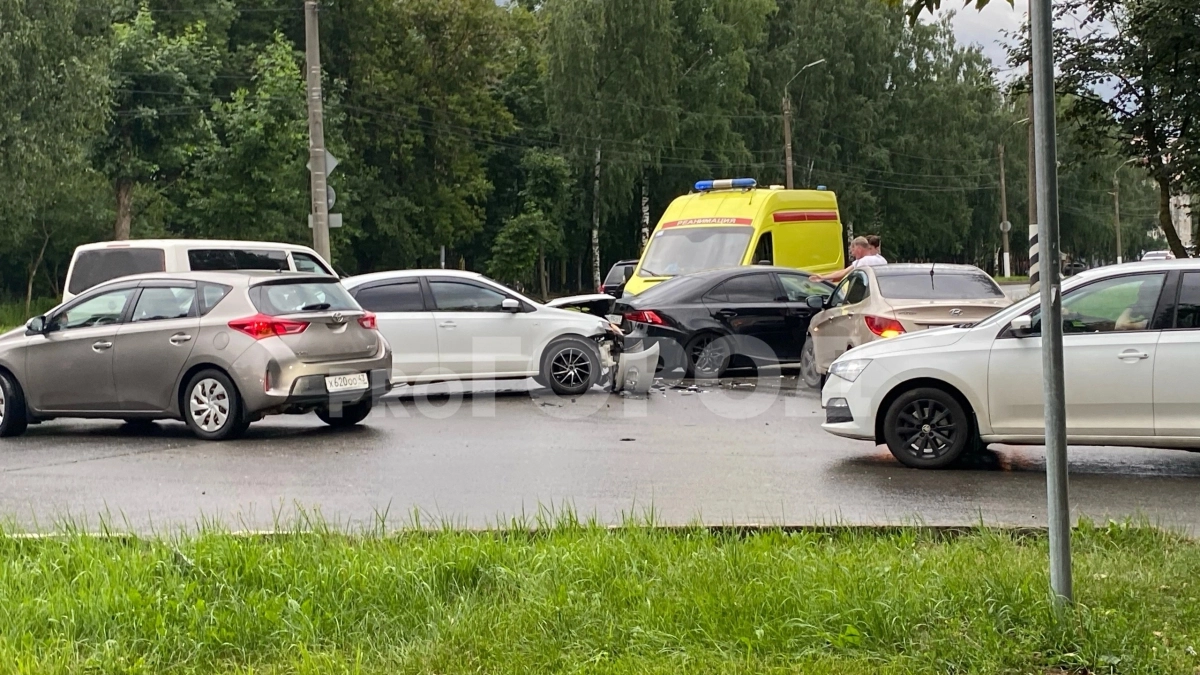 В Кирове в аварии с участием Lexus и Volkswagen пострадал человек