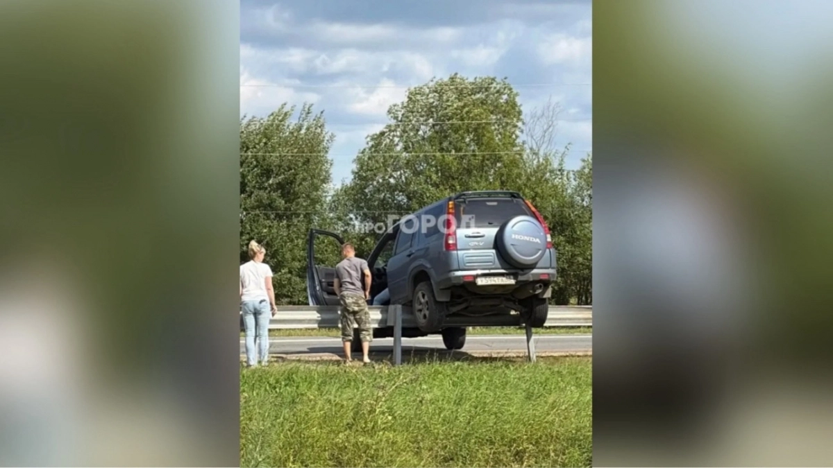 Машина повисла на ограждении в районе Стрижевского карьера в Кировской области