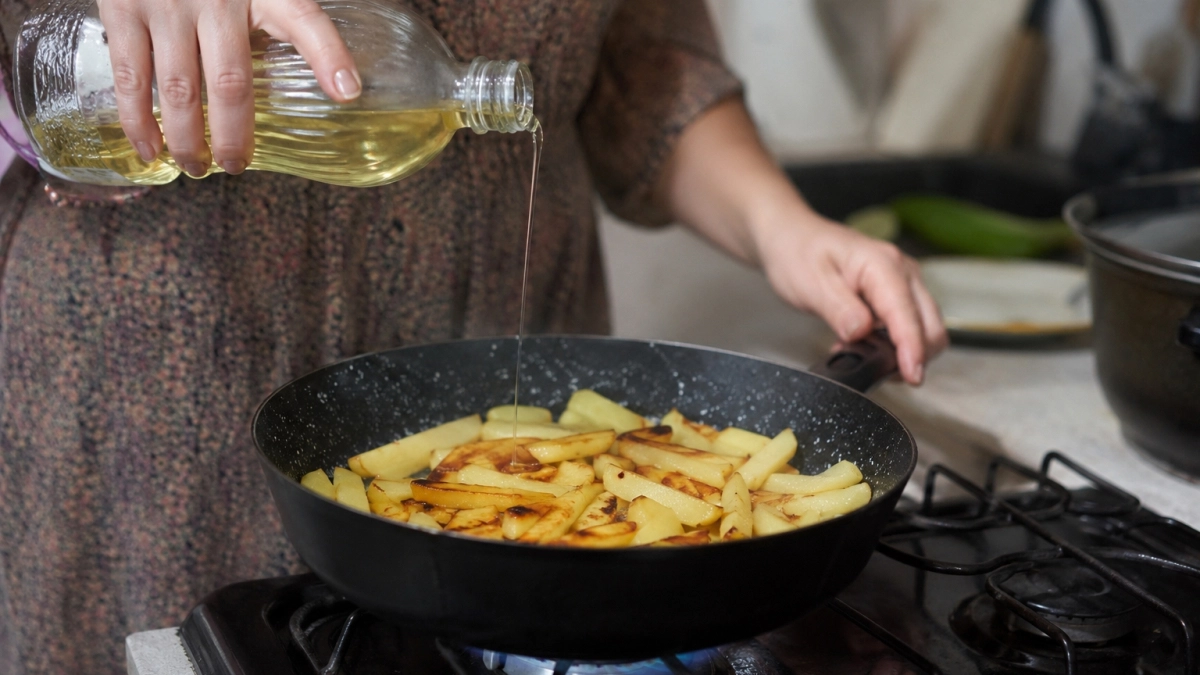 Запомните простое правило для вкусной жареной картошки: что жарится первым - лук или картофель