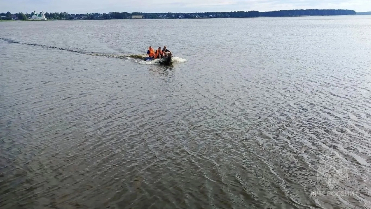 Пятеро подростков оказались на самодельном плоту посреди водохранилища в Омутнинске