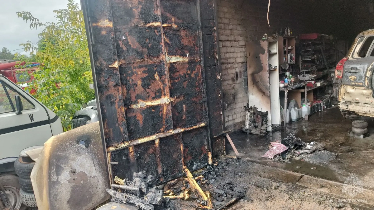 Сварщик получил ожоги лица и кистей при пожаре в гараже в Кирове