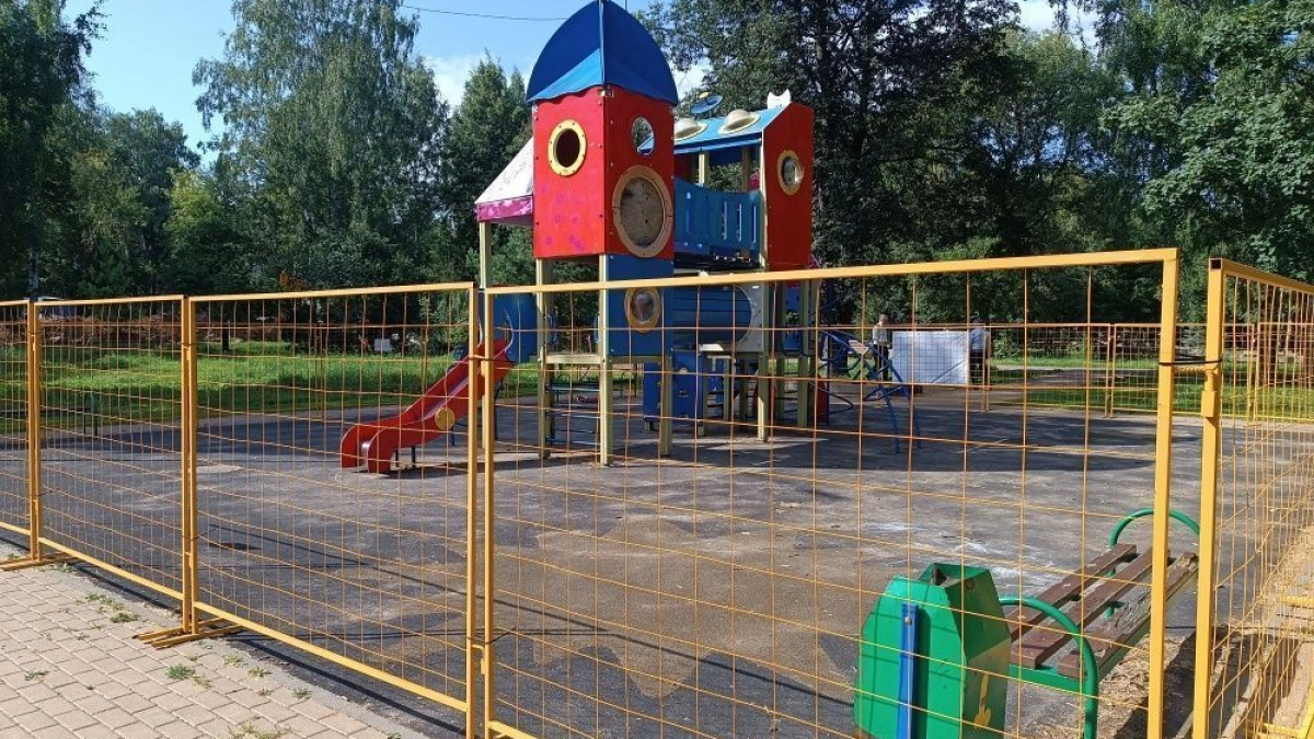 В Кирове огородили забором детскую площадку в парке у филармонии