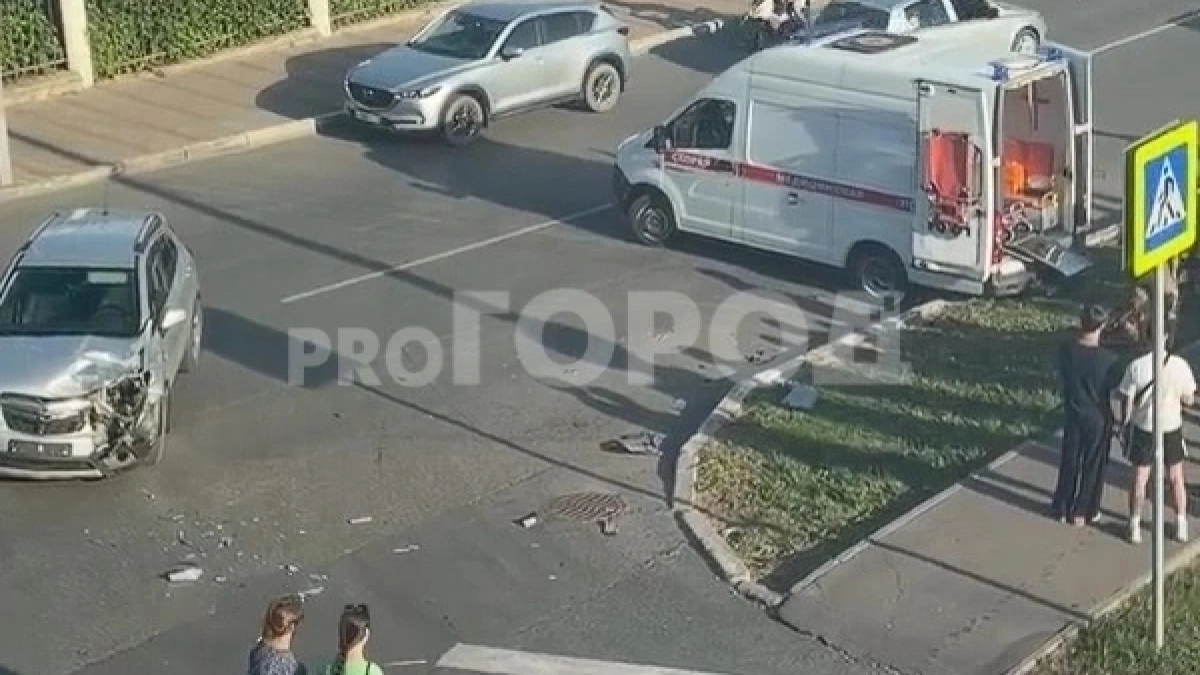 В историческом центре Кирова мотоциклист попал в жесткую аварию с иномаркой