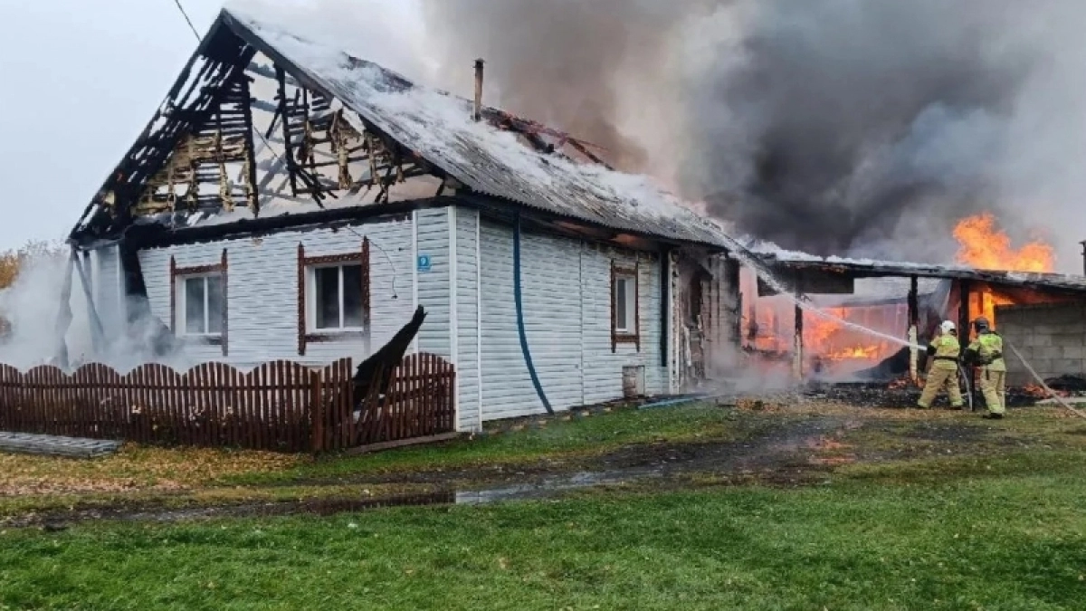 Пожар спалил дом вместе с двумя машинами в Даровском