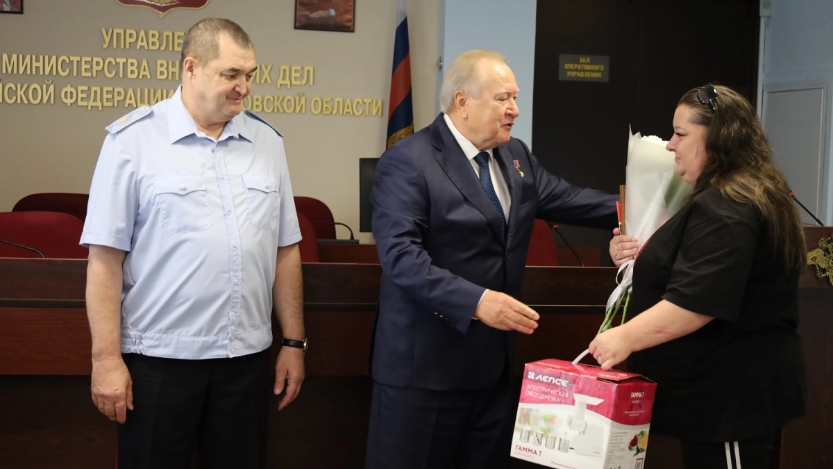 Поймавших выпавшего с четвертого этажа малыша жителей Радужного наградили в УМВД