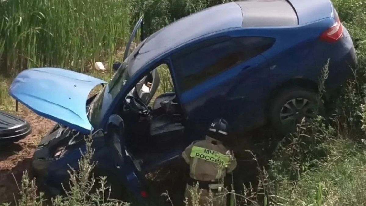 Спасатели вытащили из кювета разбитый автомобиль под Кировом