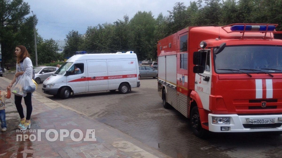 Семь человек тушили горящую машину в Зуевском районе