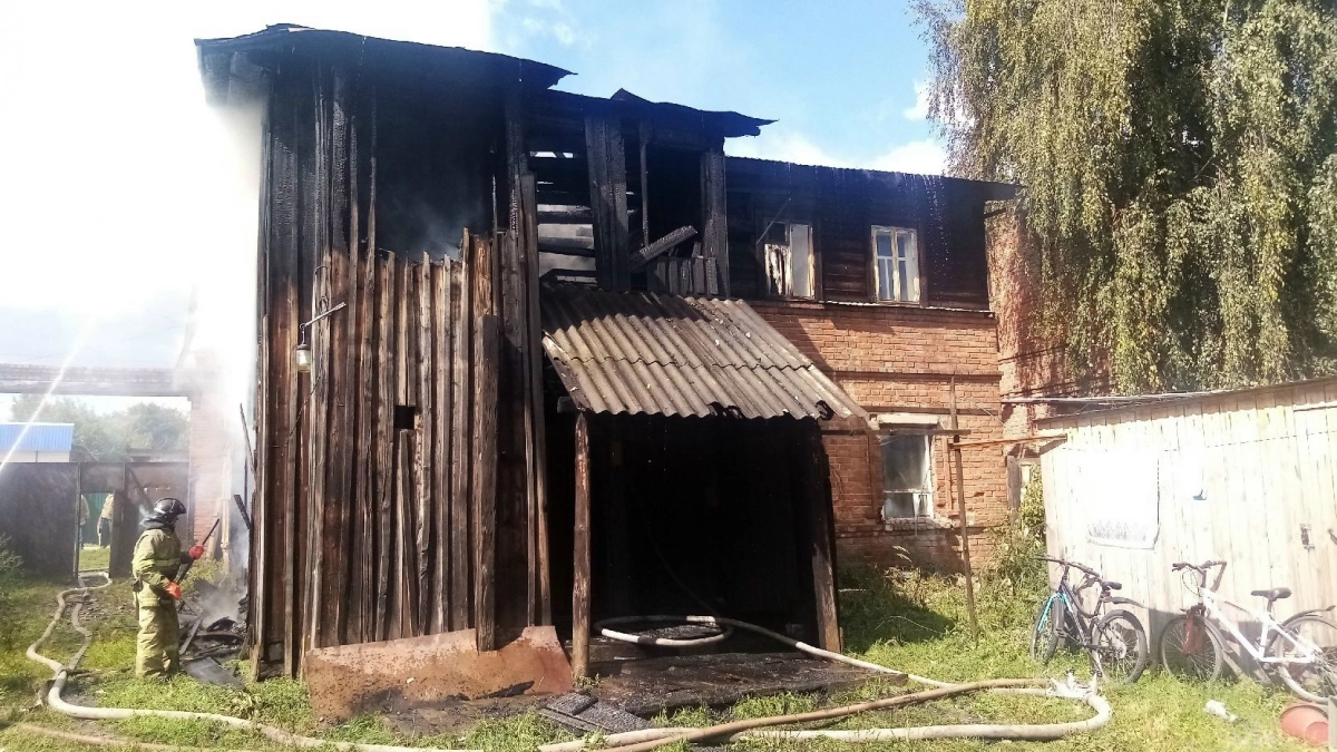 В Уржуме трехквартирный дом остался без крыши из-за пожара