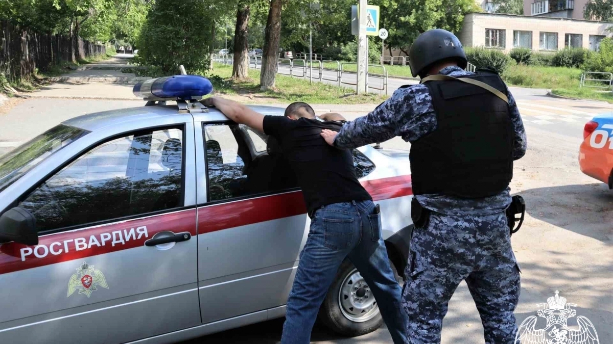 Кировчанин угнал иномарку и влетел на ней на территорию предприятия