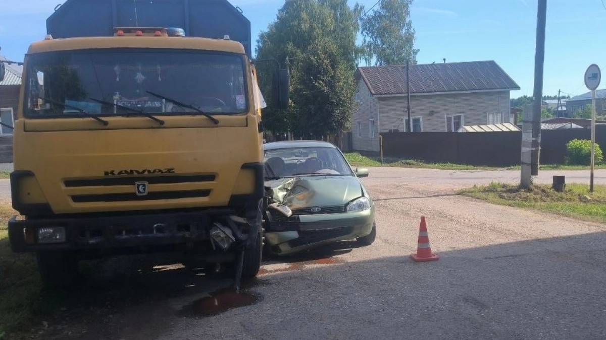 В Нолинске пьяный водитель КАМАЗа врезался в "Ладу Калину"