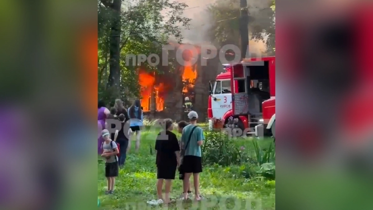 В Кирове спасатели вынесли двух человек из горящего дома на Гороховском переулке