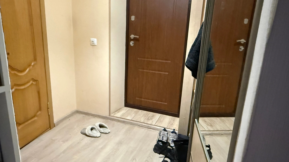 Обои в прихожей больше не в фаворе: дизайнеры всем советуют 5 покрытий, которые переживут и грязь, и когти