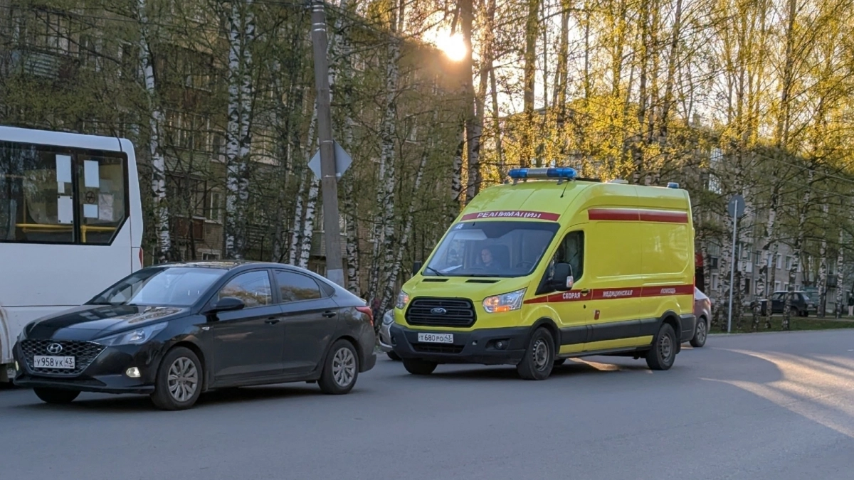 В Кирове спасли лежащего на тротуаре мужчину со сложным переломом