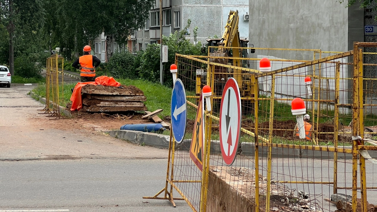 По одной из улиц в центре Кирова остановили движение из-за раскопок