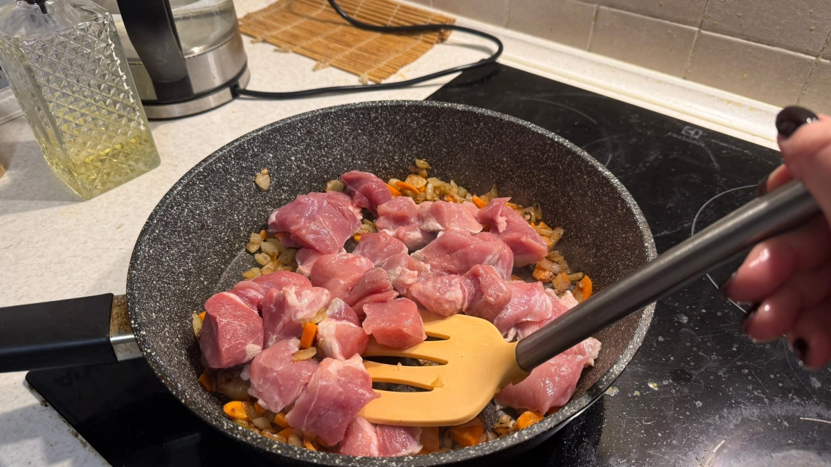 Шеф-повар поставил точку: что обжаривать первым – лук или мясо: золотое правило вкусного плова
