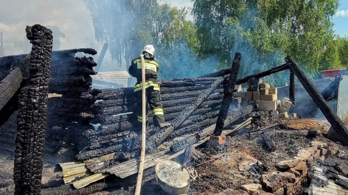 В Орловском районе пожарные спасли жилой дом около полыхающей постройки