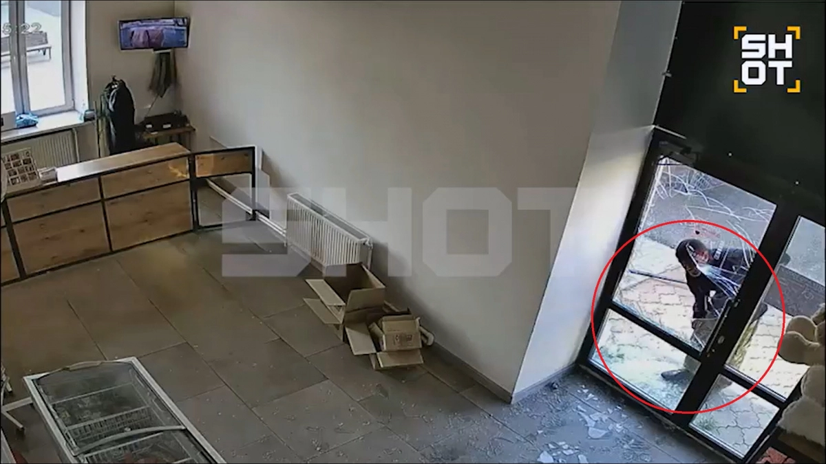 В Слободском говорливый бродяга разбил булыжником дверь и стал звездой интернета