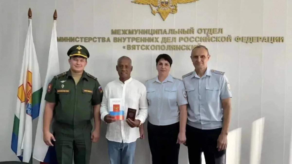 В Кировской области солдат родом из Кубы получил паспорт гражданина России