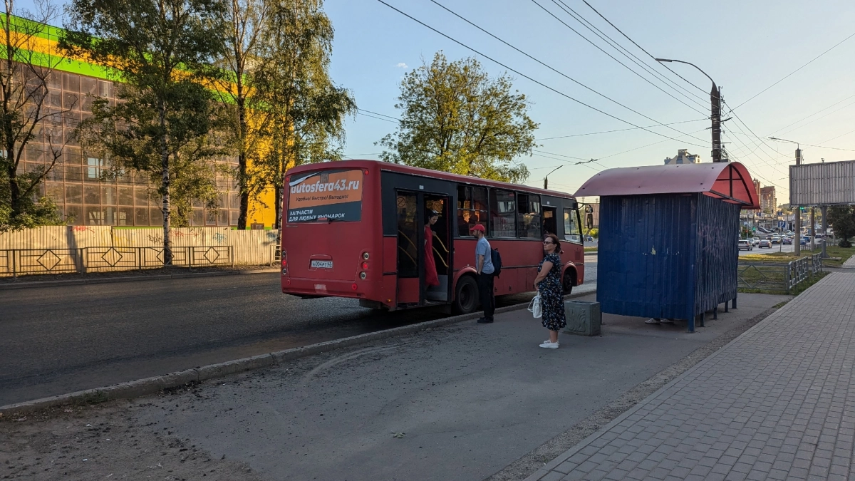"Это норма для областного центра?": жители Нововятска возмущаются часовым ожиданием автобусов