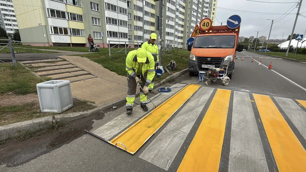 В Кирове дорожники снова раскрашивают пешеходные переходы желтым цветом