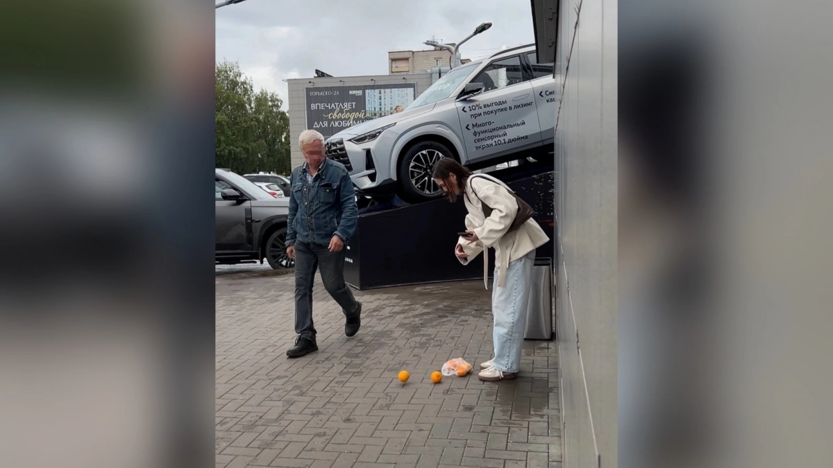 Растяпа с апельсинами: помогут ли кировчане собрать журналисту выпавшие из рваного пакета цитрусовые