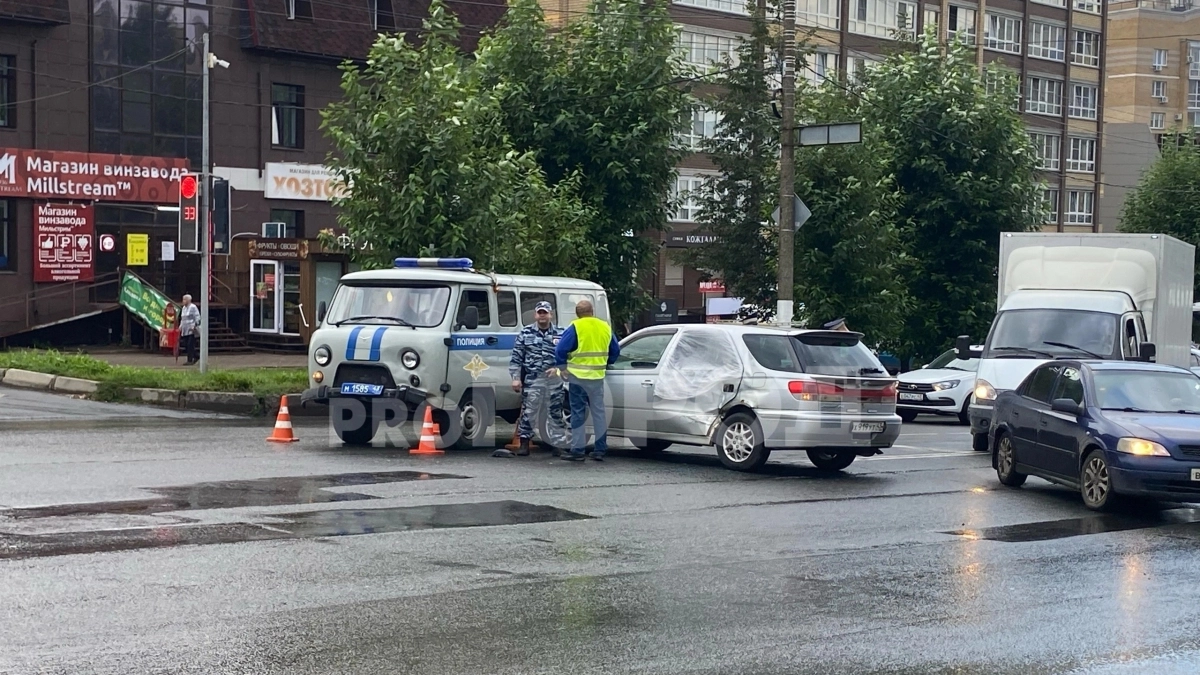 В Кирове жесткое столкновение иномарки с полицейской "буханкой" попало на видео