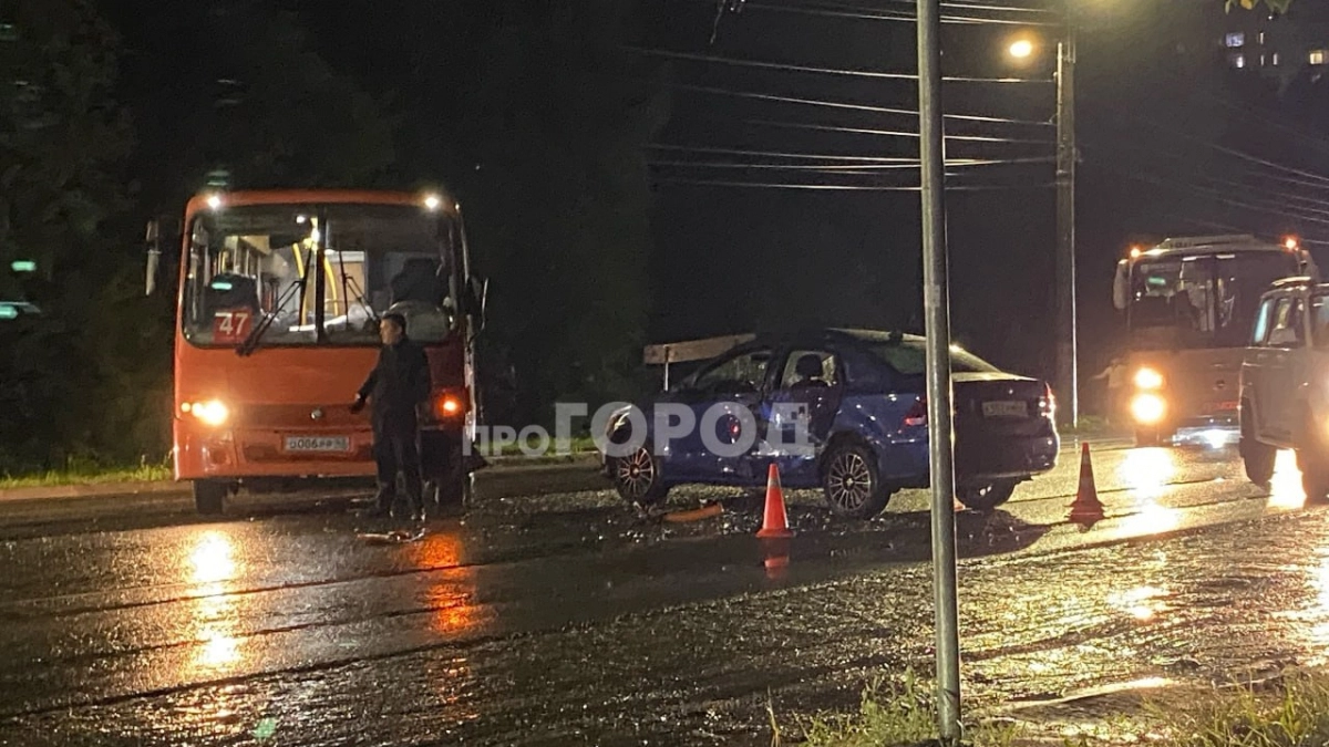 Водитель легковушки получил травмы в ДТП с городским автобусом в Кирове