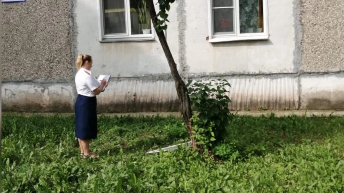 Сотрудники СК России выясняют обстоятельства гибели двухлетней девочки в Кирове