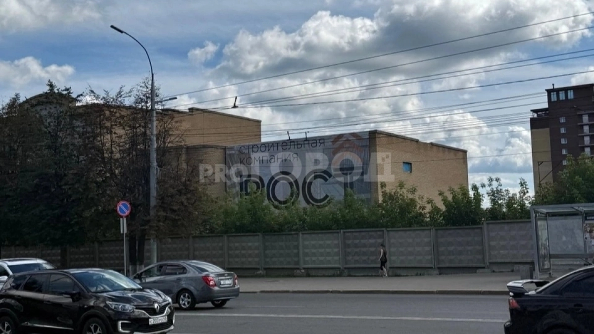В Кирове начали сносить долгострой напротив здания администрации