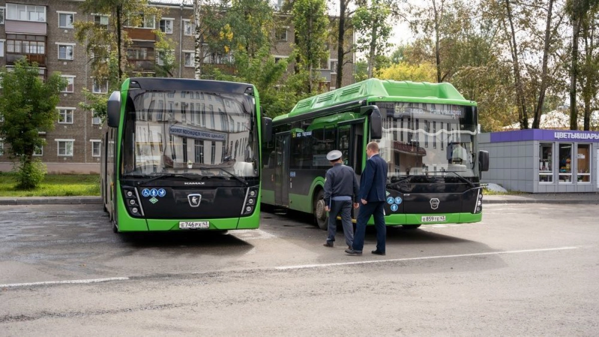 В Кирове водители общественного транспорта продолжают курить в салоне