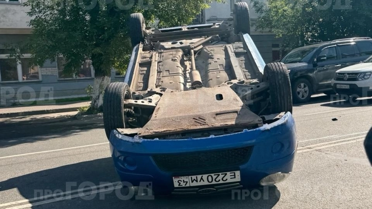 Два человека ранены в массовой аварии с опрокидыванием машины в Кирове