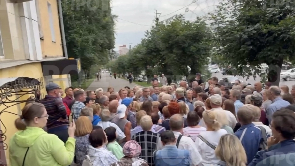 Около 200 пайщиков "Дело и деньги" встретились с представителями властей и силовых ведомств