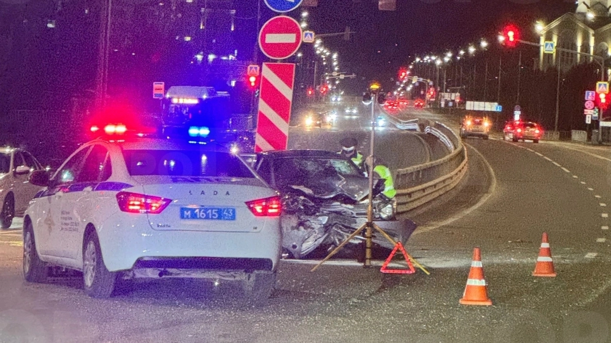 Восьмилетняя девочка и трое мужчин попали в жуткую массовую аварию в Кирове