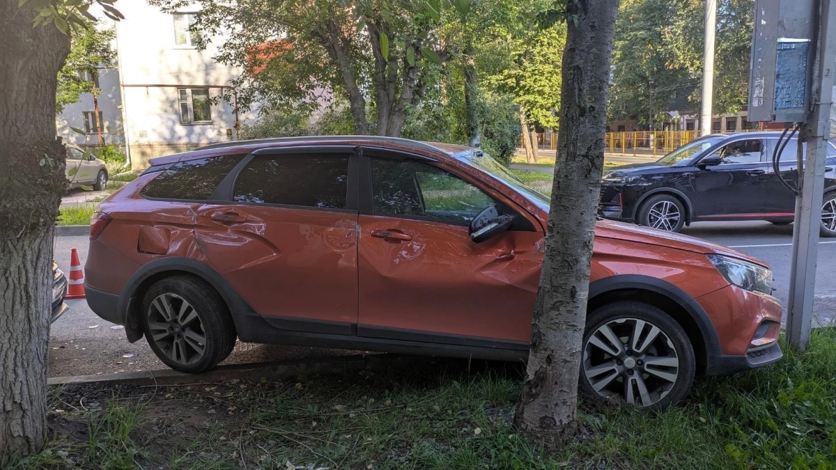 Два мальчика покалечились при столкновении трех Lada Vesta в центре Кирова