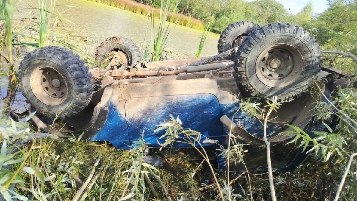 Опрокинутую в водоем "Ниву" с раненым водителем нашли на трассе под Советском