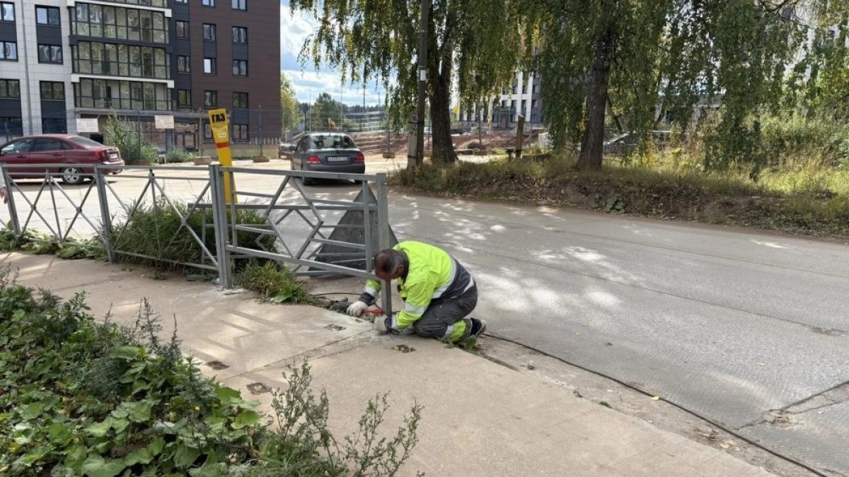 В Кирове у второго корпуса школы №32 оградили тротуар от дороги
