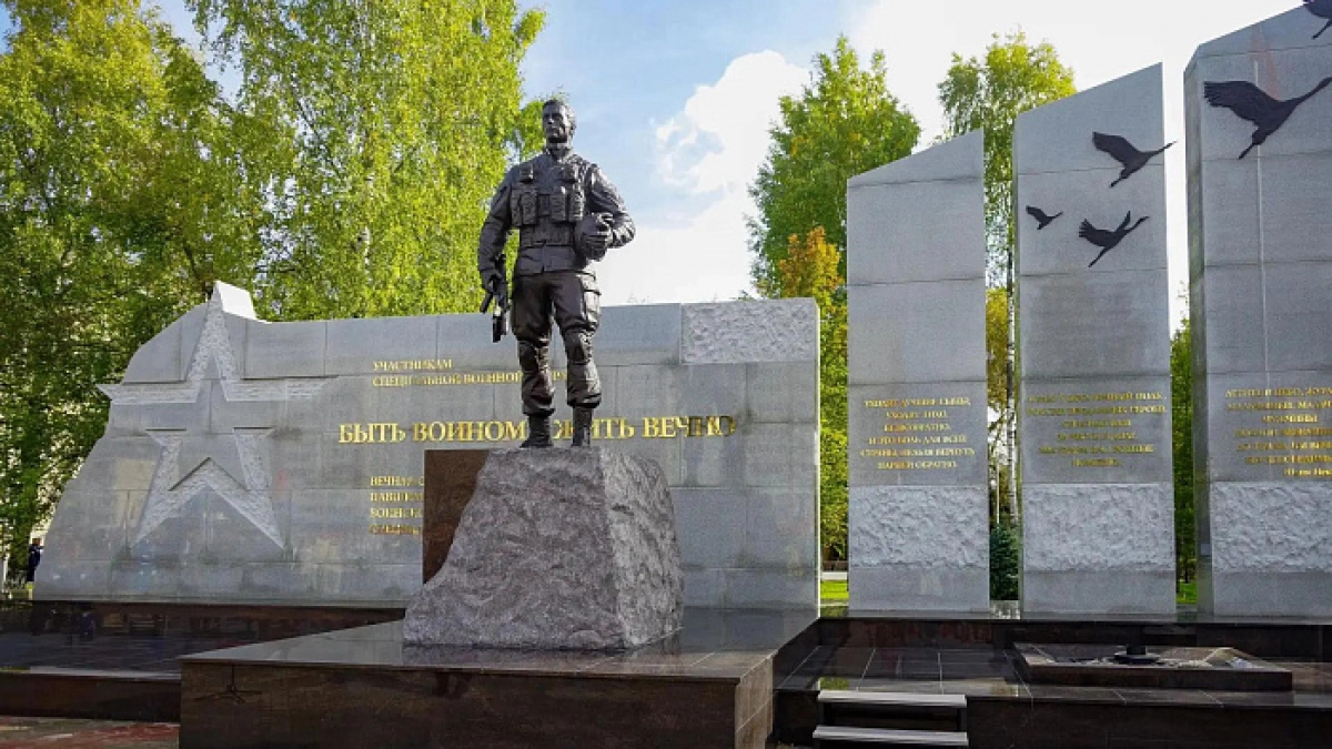 В Кирове открыли новый мемориал с бронзовой скульптурой солдата и Вечным огнем